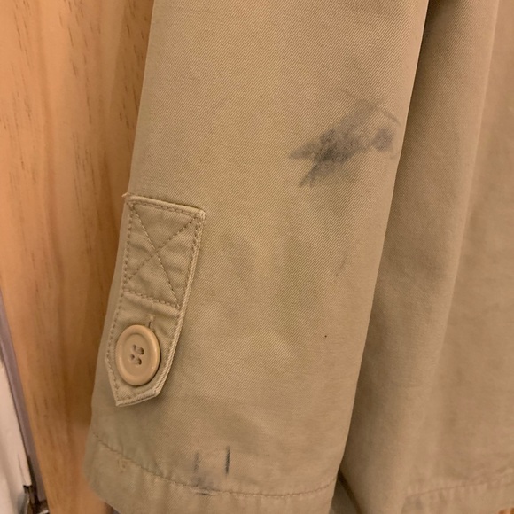 Adorable beige trench coat with hood and plaid accents - Picture 8 of 9